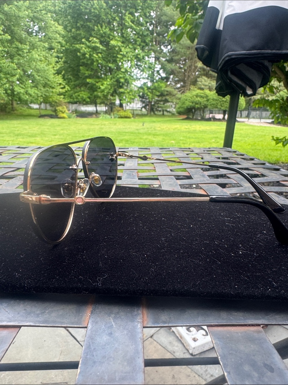 Sunglasses black  Aviator  with Gold Bee Accents - Picture 4 of 5